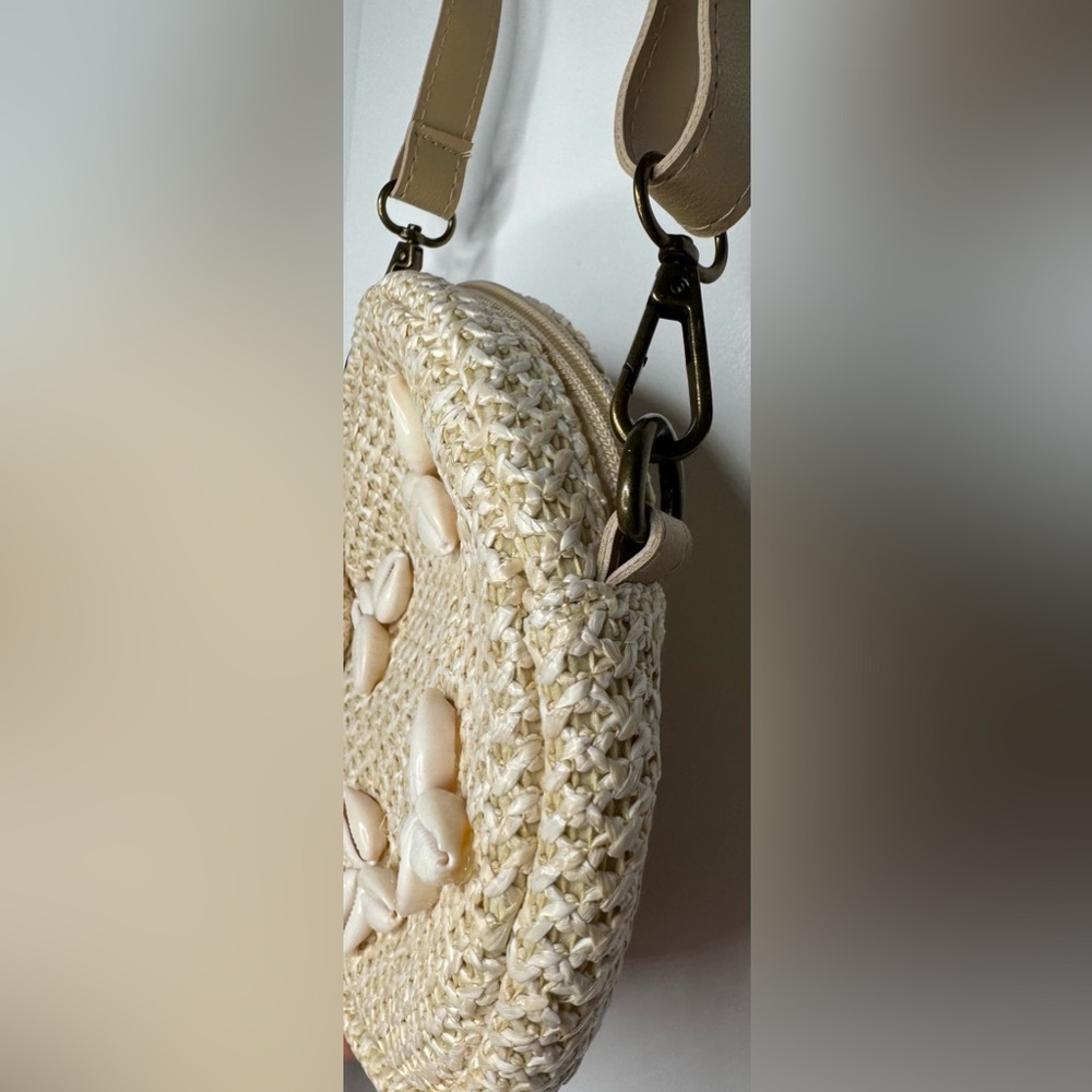 Beige Woven Crossbody Bag with Shell Accents summer - Picture 2 of 6